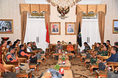 Kepala BNPB Letjen TNI Suharyanto (kiri) memberikan arahan kepada peserta Rapat Koordinasi di Pendopo Bupati Cianjur, Jawa Barat, Selasa (31/1/2023).