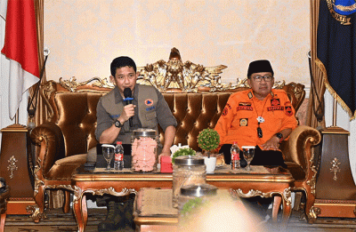 Kepala BNPB Letjen TNI Suharyanto (kiri) memberikan arahan kepada peserta Rapat Koordinasi di Pendopo Bupati Cianjur, Jawa Barat, Selasa (31/1/2023).