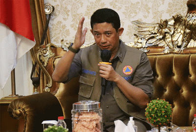 Kepala BNPB Letjen TNI Suharyanto (kiri) memberikan arahan kepada peserta Rapat Koordinasi di Pendopo Bupati Cianjur, Jawa Barat, Selasa (31/1/2023).