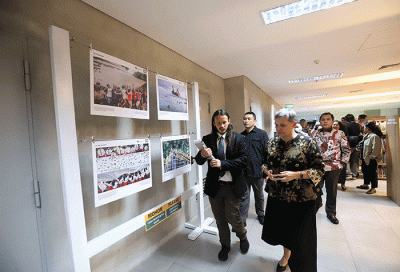 Duta Besar Australia untuk Indonesia Penny Williams melihat foto yang dipajang dalam pameran foto jurnalistik bertajuk Bangkit Dari Pandemi.
