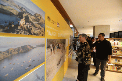 Duta Besar Australia untuk Indonesia Penny Williams melihat foto yang dipajang dalam pameran foto jurnalistik bertajuk Bangkit Dari Pandemi.