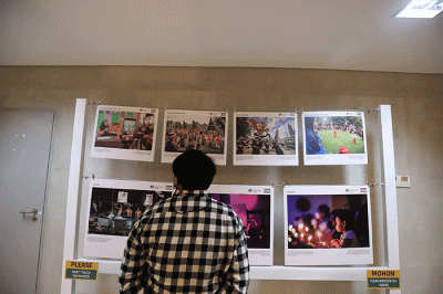 Duta Besar Australia untuk Indonesia Penny Williams melihat foto yang dipajang dalam pameran foto jurnalistik bertajuk Bangkit Dari Pandemi.