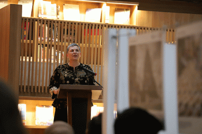 Duta Besar Australia untuk Indonesia Penny Williams melihat foto yang dipajang dalam pameran foto jurnalistik bertajuk Bangkit Dari Pandemi.