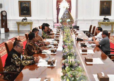 Presiden Joko Widodo menerima sejumlah pelaku perhutanan sosial (PS) di Istana Merdeka, Jakarta, Selasa (31/1/2023).