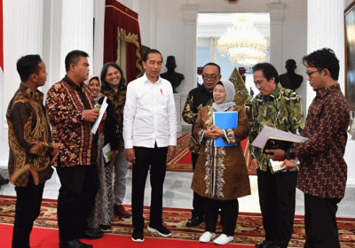 Presiden Joko Widodo menerima sejumlah pelaku perhutanan sosial (PS) di Istana Merdeka, Jakarta, Selasa (31/1/2023).