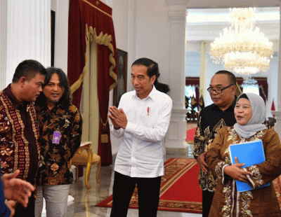 Presiden Joko Widodo menerima sejumlah pelaku perhutanan sosial (PS) di Istana Merdeka, Jakarta, Selasa (31/1/2023).