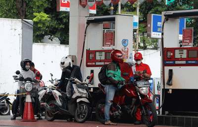 Sejumlah kendaraan antre untuk melakukan pengisian Bahan Bakar Minyak (BBM) disalah satu Stasiun Pengisian Bahan Bakar Umum (SPBU) di Jakarta.