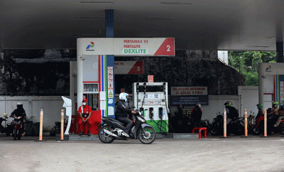Sejumlah kendaraan antre untuk melakukan pengisian Bahan Bakar Minyak (BBM) disalah satu Stasiun Pengisian Bahan Bakar Umum (SPBU) di Jakarta.