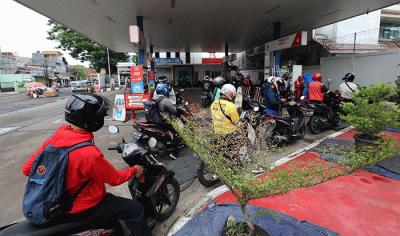 Sejumlah kendaraan antre untuk melakukan pengisian Bahan Bakar Minyak (BBM) disalah satu Stasiun Pengisian Bahan Bakar Umum (SPBU) di Jakarta.