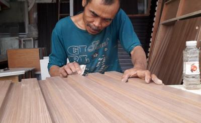 Pekerja tengah beraktivitas di worksop Adhi Putra Interior di kawasan Cimahi Utara, Kota Cimahi, Jawa Barat, Rabu (1/2/2023).
