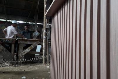 Pekerja tengah beraktivitas di worksop Adhi Putra Interior di kawasan Cimahi Utara, Kota Cimahi, Jawa Barat, Rabu (1/2/2023).