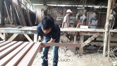 Pekerja tengah beraktivitas di worksop Adhi Putra Interior di kawasan Cimahi Utara, Kota Cimahi, Jawa Barat, Rabu (1/2/2023).