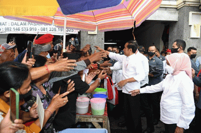 Presiden Joko Widodo saat meninjau pasar Baturiti di Kabupaten Tabanan, Bali, Kamis (2/2/2023).