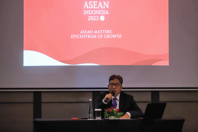 Director For Tourism Marketing Asia Pacific Region, Raden Wisnu Sindhutrisno memberikan pemaparan saat Media Brefing dalam ASEAN Tourism Forum 2023.