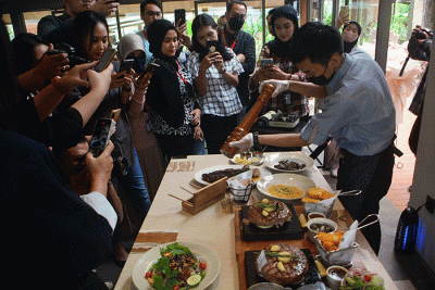 Pramusaji menyajikan menu makanan favorit Justus Steakhouse di Alam Sutera, Kota Tangerang, Banten, Kamis (2/2/2023).