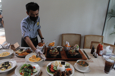 Pramusaji menyajikan menu makanan favorit Justus Steakhouse di Alam Sutera, Kota Tangerang, Banten, Kamis (2/2/2023).