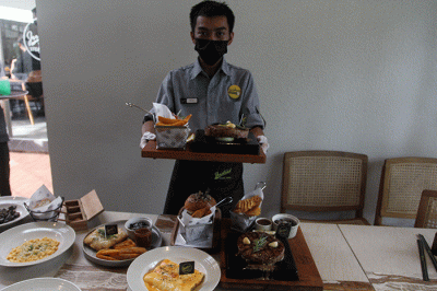 Pramusaji menyajikan menu makanan favorit Justus Steakhouse di Alam Sutera, Kota Tangerang, Banten, Kamis (2/2/2023).