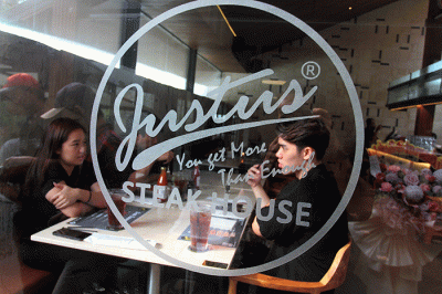 Pramusaji menyajikan menu makanan favorit Justus Steakhouse di Alam Sutera, Kota Tangerang, Banten, Kamis (2/2/2023).