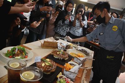 Pramusaji menyajikan menu makanan favorit Justus Steakhouse di Alam Sutera, Kota Tangerang, Banten, Kamis (2/2/2023).