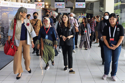 Wamenparekraf Angela Tanoesoedibjo saat mengunjungi pameran Tarvel Exchange 2023 saat berlangsungnya ASEAN Tourism Forum (ATF) 2023 di Hall B Jogja Expo Center.