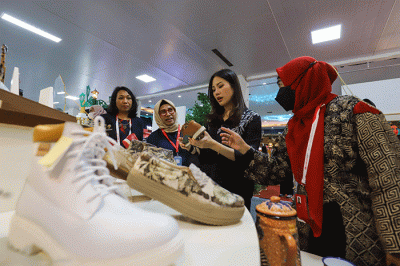 Wamenparekraf Angela Tanoesoedibjo saat mengunjungi pameran Tarvel Exchange 2023 saat berlangsungnya ASEAN Tourism Forum (ATF) 2023 di Hall B Jogja Expo Center.
