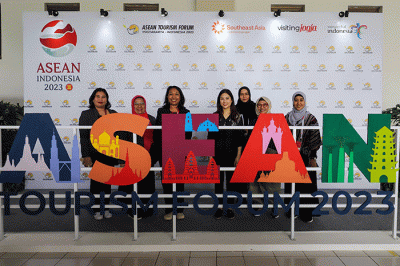 Wamenparekraf Angela Tanoesoedibjo saat mengunjungi pameran Tarvel Exchange 2023 saat berlangsungnya ASEAN Tourism Forum (ATF) 2023 di Hall B Jogja Expo Center.
