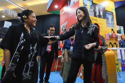 Wamenparekraf Angela Tanoesoedibjo saat mengunjungi pameran Tarvel Exchange 2023 saat berlangsungnya ASEAN Tourism Forum (ATF) 2023 di Hall B Jogja Expo Center.