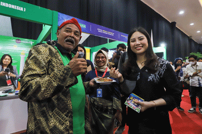 Wamenparekraf Angela Tanoesoedibjo saat mengunjungi pameran Tarvel Exchange 2023 saat berlangsungnya ASEAN Tourism Forum (ATF) 2023 di Hall B Jogja Expo Center.