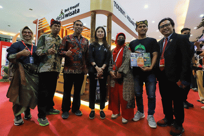 Wamenparekraf Angela Tanoesoedibjo saat mengunjungi pameran Tarvel Exchange 2023 saat berlangsungnya ASEAN Tourism Forum (ATF) 2023 di Hall B Jogja Expo Center.