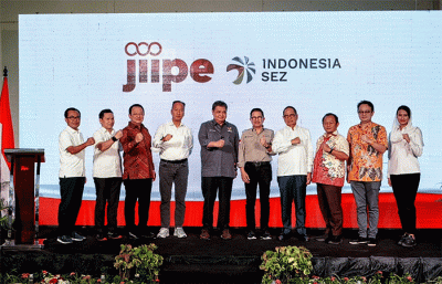 Menko Airlangga Hartarto meninjau secara langsung tingkat kemajuan pengembangan KEK Java Integrated Industrial and Ports State (JIIPE) Gresik.