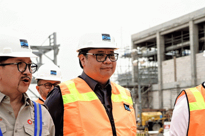 Menko Airlangga Hartarto meninjau secara langsung tingkat kemajuan pengembangan KEK Java Integrated Industrial and Ports State (JIIPE) Gresik.