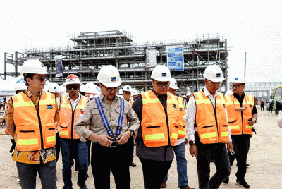 Menko Airlangga Hartarto meninjau secara langsung tingkat kemajuan pengembangan KEK Java Integrated Industrial and Ports State (JIIPE) Gresik.