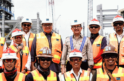 Menko Airlangga Hartarto meninjau secara langsung tingkat kemajuan pengembangan KEK Java Integrated Industrial and Ports State (JIIPE) Gresik.