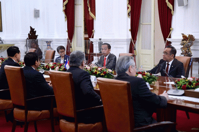 Presiden Joko Widodo menerima kunjungan kehormatan para Menteri Luar Negeri ASEAN dan Sekretaris Jenderal (Sekjen) ASEAN, Kao Kim Hourn, di Istana Merdeka.