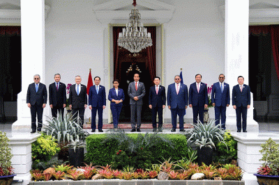 Presiden Joko Widodo menerima kunjungan kehormatan para Menteri Luar Negeri ASEAN dan Sekretaris Jenderal (Sekjen) ASEAN, Kao Kim Hourn, di Istana Merdeka.