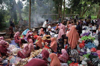 Puluhan warga bergotong royong memasak daging kambing untuk dibagikan ke peziarah dalam tradisi Nyadran di kompleks Pemakaman Umum Sentono.