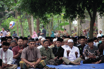Puluhan warga bergotong royong memasak daging kambing untuk dibagikan ke peziarah dalam tradisi Nyadran di kompleks Pemakaman Umum Sentono.