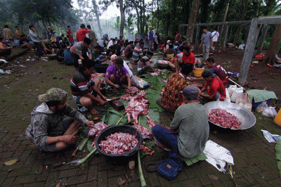 Puluhan warga bergotong royong memasak daging kambing untuk dibagikan ke peziarah dalam tradisi Nyadran di kompleks Pemakaman Umum Sentono.
