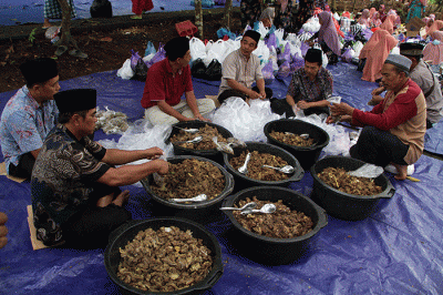 Puluhan warga bergotong royong memasak daging kambing untuk dibagikan ke peziarah dalam tradisi Nyadran di kompleks Pemakaman Umum Sentono.