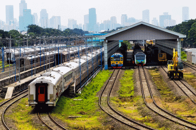 Tampak rangkaian gerbong kereta api yang parkir di Depo Lokomotif Cipinang, Jakarta Timur, Jumat (3/2/2023).