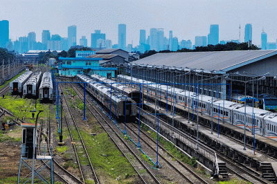 Tampak rangkaian gerbong kereta api yang parkir di Depo Lokomotif Cipinang, Jakarta Timur, Jumat (3/2/2023).