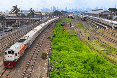 Tampak rangkaian gerbong kereta api yang parkir di Depo Lokomotif Cipinang, Jakarta Timur, Jumat (3/2/2023).