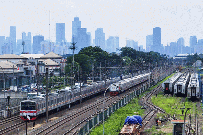 Tampak rangkaian gerbong kereta api yang parkir di Depo Lokomotif Cipinang, Jakarta Timur, Jumat (3/2/2023).