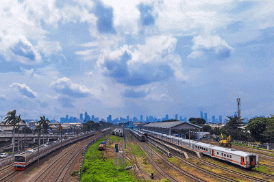 Tampak rangkaian gerbong kereta api yang parkir di Depo Lokomotif Cipinang, Jakarta Timur, Jumat (3/2/2023).