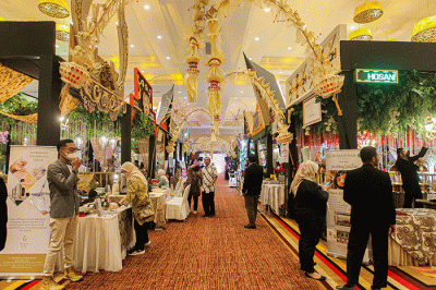 Pengunjung melihat baju pengantin di pameran pernikahan Culinary Wedding Festival 2023 di Sasana Kriya, Taman Mini Indonesia Indah, Jakarta, Jumat (3/2/2023).