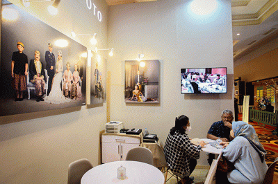 Pengunjung melihat baju pengantin di pameran pernikahan Culinary Wedding Festival 2023 di Sasana Kriya, Taman Mini Indonesia Indah, Jakarta, Jumat (3/2/2023).