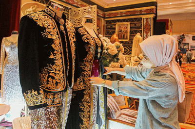 Pengunjung melihat baju pengantin di pameran pernikahan Culinary Wedding Festival 2023 di Sasana Kriya, Taman Mini Indonesia Indah, Jakarta, Jumat (3/2/2023).