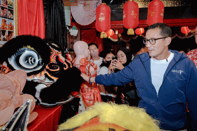Menparekraf Sandiaga Salahuddin Uno mengunjungi kawasan pecinan Kampung Ketandan di Jalan Malioboro, Yogyakarta, Kamis (2/2/2023) malam.