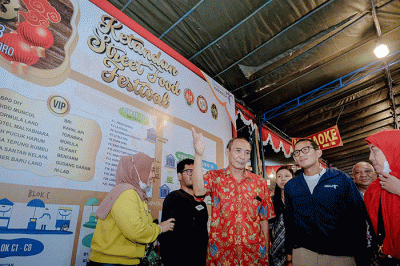 Menparekraf Sandiaga Salahuddin Uno mengunjungi kawasan pecinan Kampung Ketandan di Jalan Malioboro, Yogyakarta, Kamis (2/2/2023) malam.