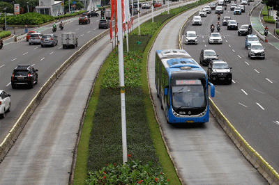 Bus Transjakarta melintas di Jalan Sudirman, Jakarta, Jumat (3/2/2023).
